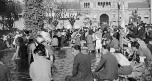 Archivo_General_de_la_Nación_Argentina_1945_Buenos_Aires_Plaza_de_Mayo_el_17_de_octubre,_pies_en_el_agua