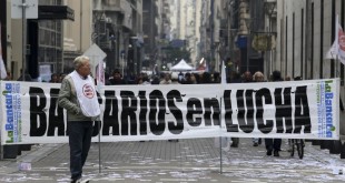 zzzznacp2
NOTICIAS ARGENTINAS BAIRES, MAYO 26:
Vista de las protestas realizadas por el microcentro porteño por parte de bancarios, al comenzar con el paro general del gremio.
FOTO: JUAN VARGASplzzzz